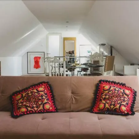 Locals & אכסניה