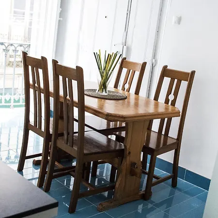 Locals & אכסניה *