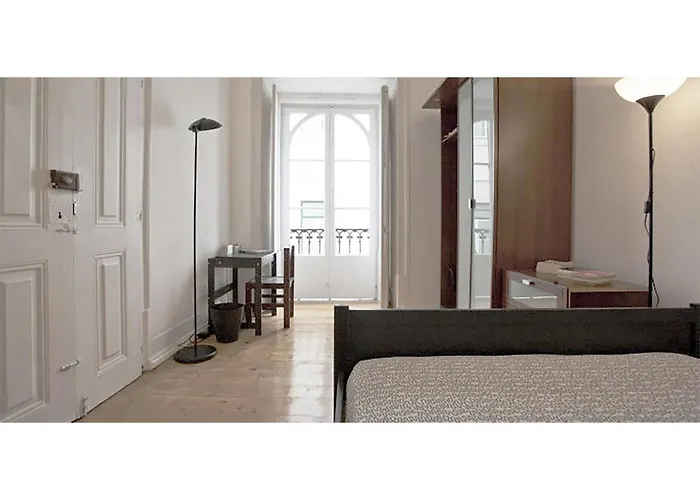 Locals & Hostel Lisbon