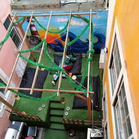 Locals & Hostel Lizbona