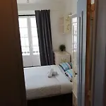 Locals & Hostal Lisboa